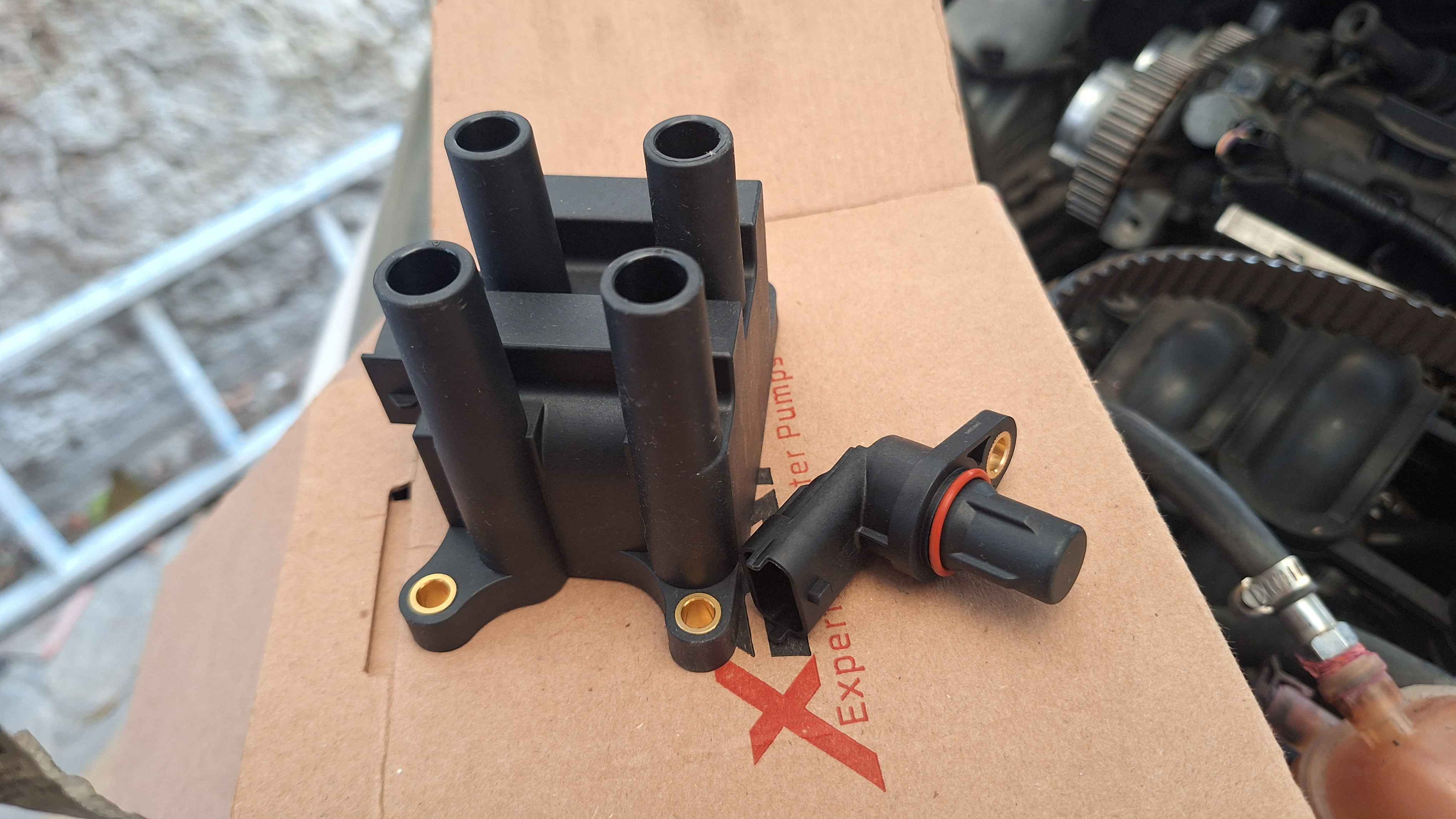 Bobina y sensor CMP revisados durante servicio de Ford Fiesta